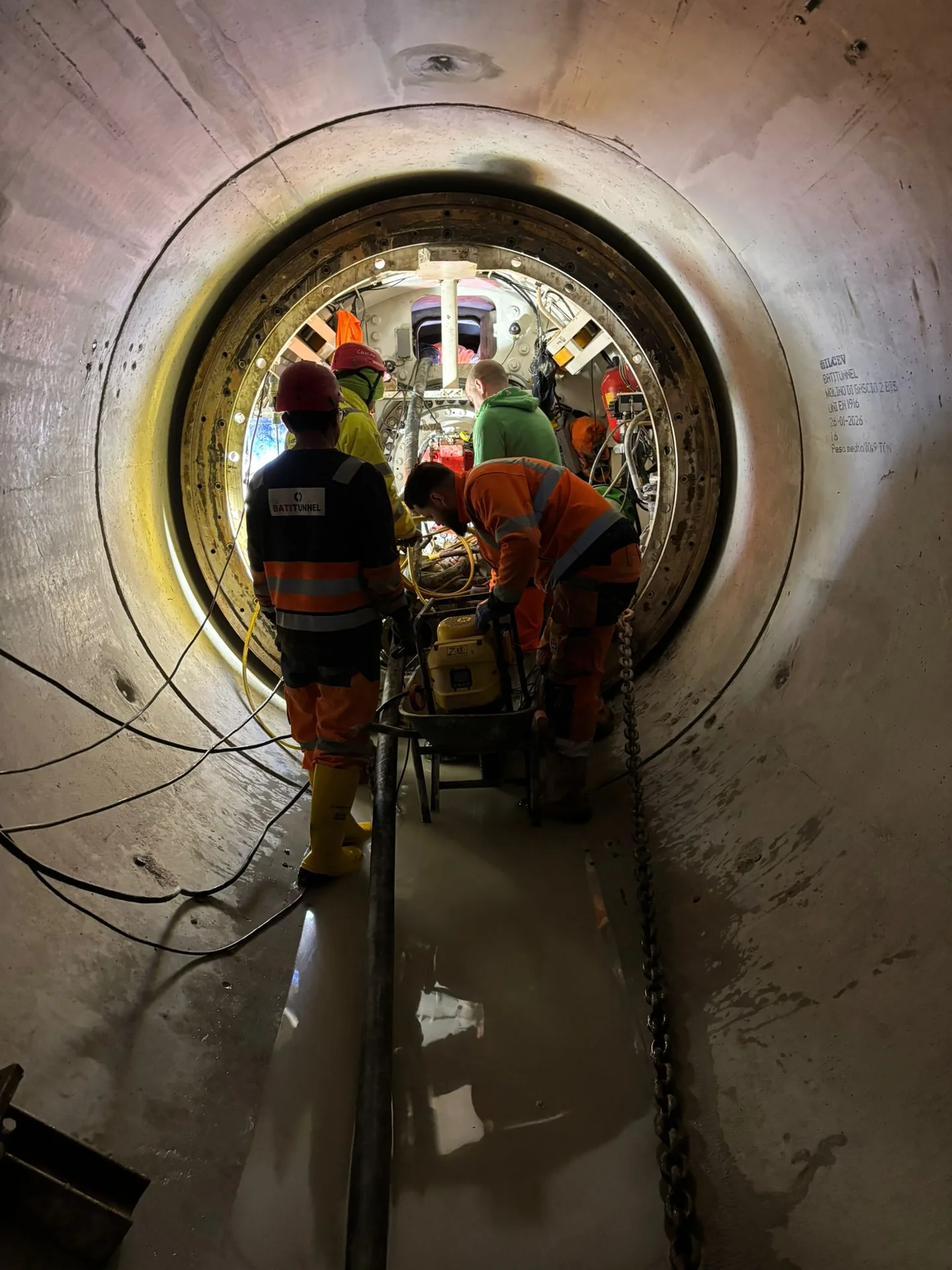 Squadra al lavoro all'interno di una condotta industriale