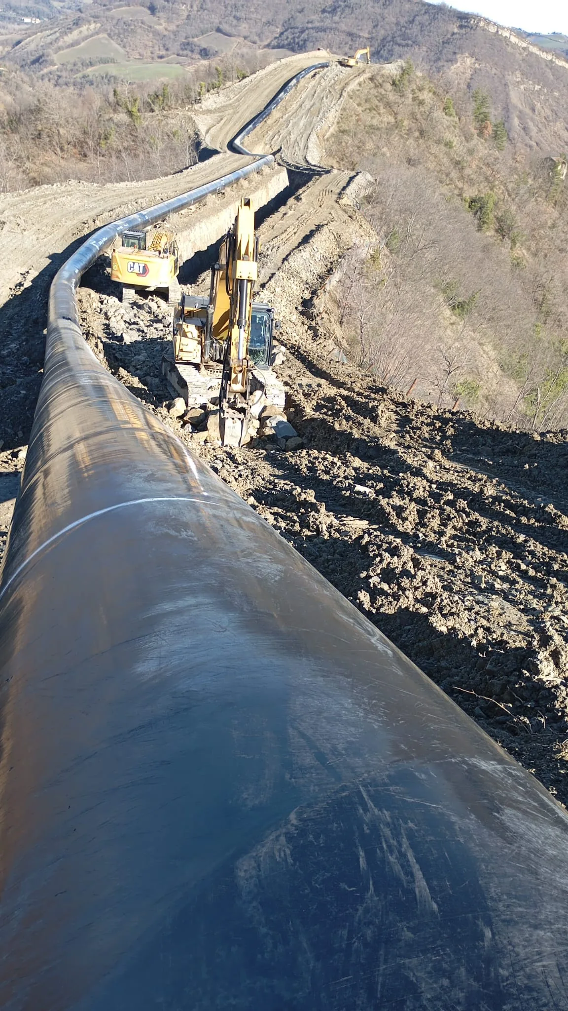 Posa di una condotta in un cantiere in area collinare
